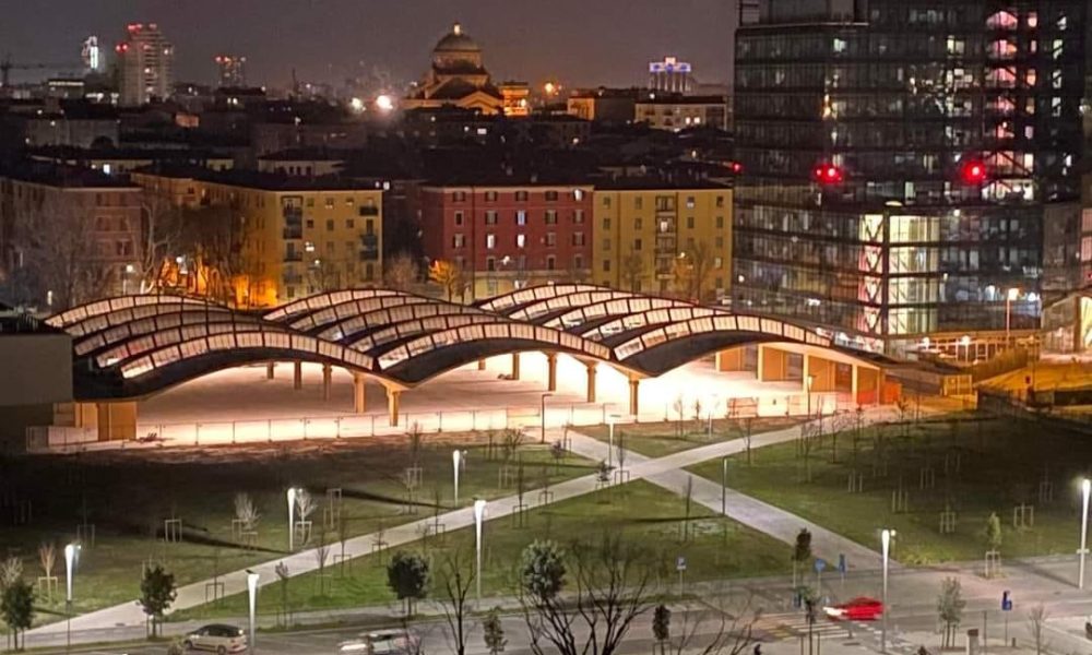 Piazza Lucio Dalla sotto la Tettoia Nervi in Bolognina a Bologna